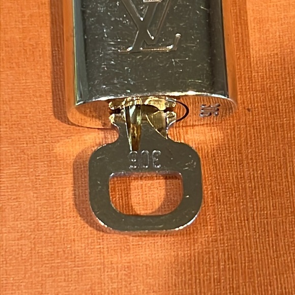 LOUIS VUITTON Authentic LOCKIT Lock & Key Pre Loved #306 Gold Brass - Picture 4 of 4